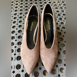 🆕 Olivia Miller Womens Penny Pump Taupe faux suede upper Size 5.5